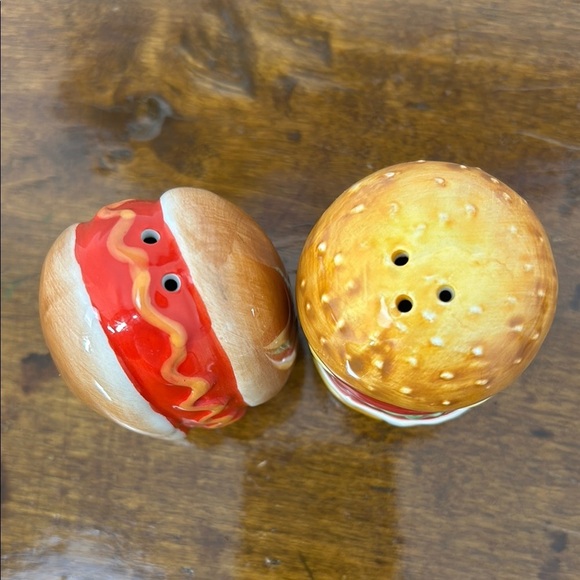 Hot Dog and Burger Salt and Pepper Shakers Kitchen Housewares Table Eat Food BBQ - Picture 2 of 7